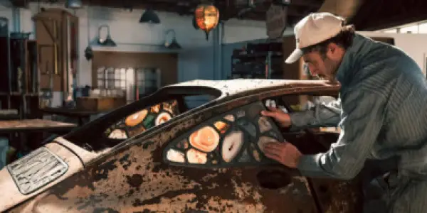 Hoe je door brand beschadigde Porsche modellen omtovert tot glas-in-loodkunst? Zo!